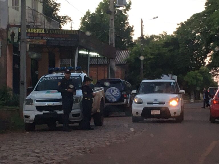 Control policial para ordenar tránsito de padres