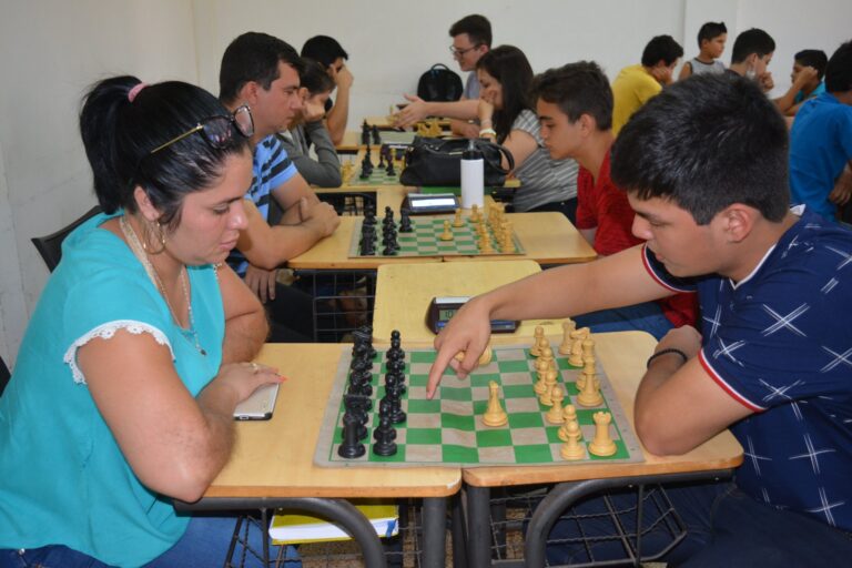 Curso gratis de ajedrez en la UNE
