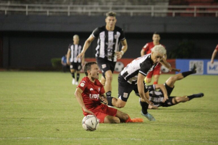 Otra derrota y salida de DT