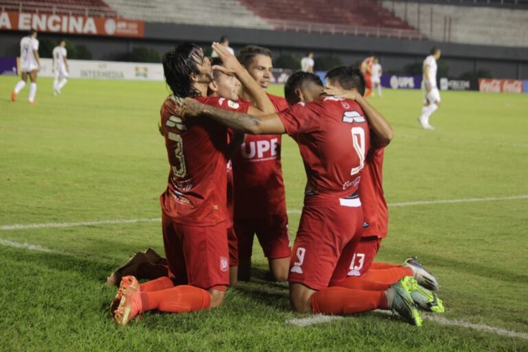 3 de Febrero sonríe en CDE