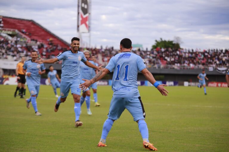 Resistencia festeja en  CDE