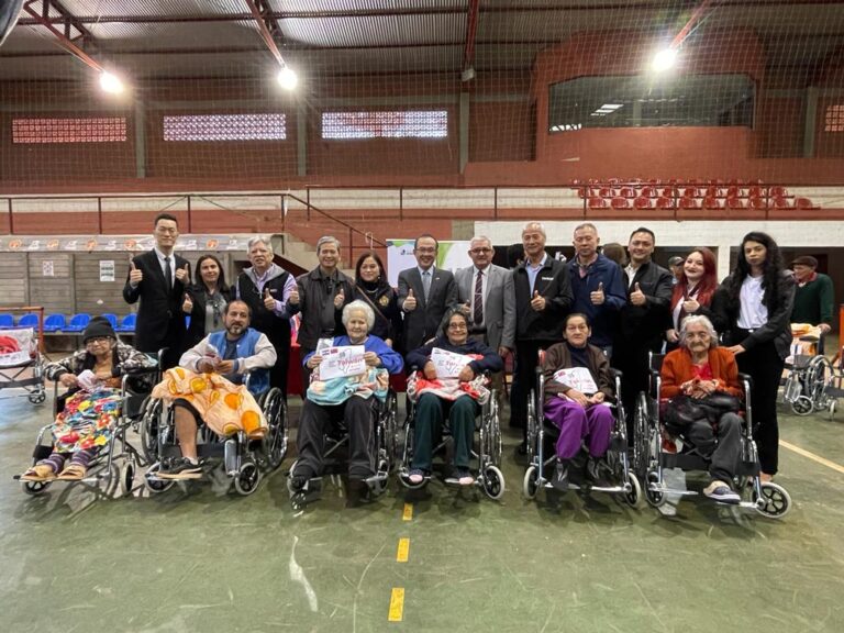 Comunidad taiwanesa y consulado donan sillas de ruedas