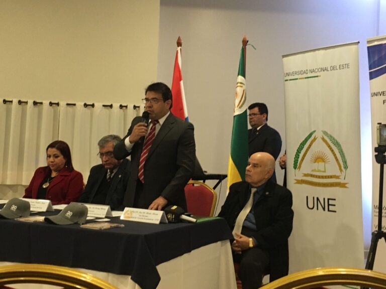 Presentan congreso de la UNE