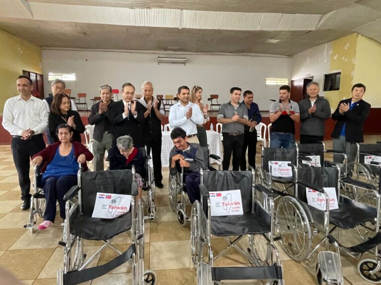Donan sillas de ruedas a municipalidad de Franco
