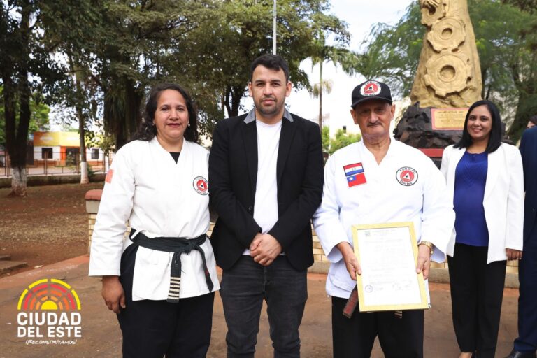 Distinguen al  maestro Fredy Acosta