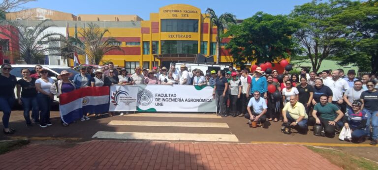 Docentes marchan por equiparación salarial