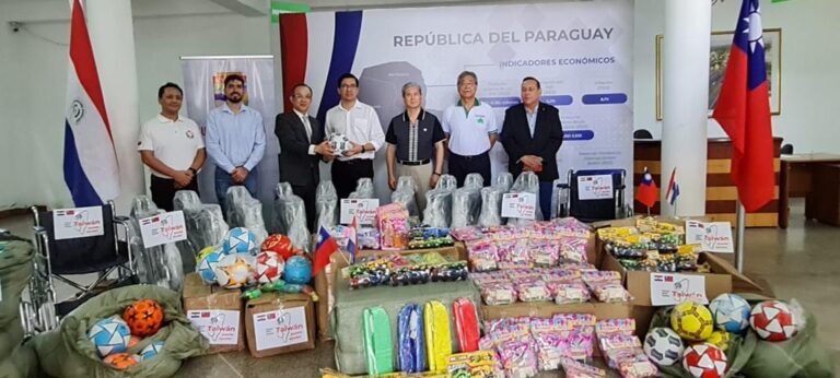 Consulado de China-Taiwán dona sillas de ruedas y juguetes