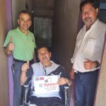 Gesto solidario con persona accidentada