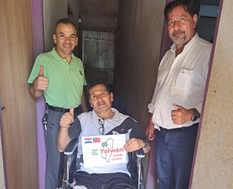 Gesto solidario con persona accidentada