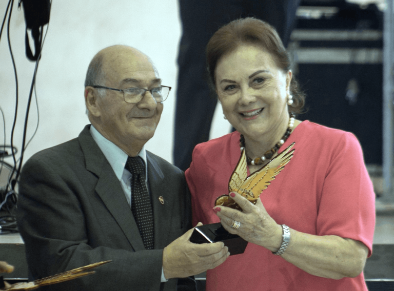 Distinguen a destacados periodistas