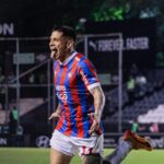 Saca la lengua en la punta