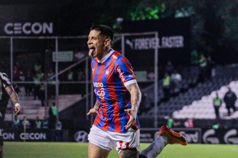 Saca la lengua en la punta