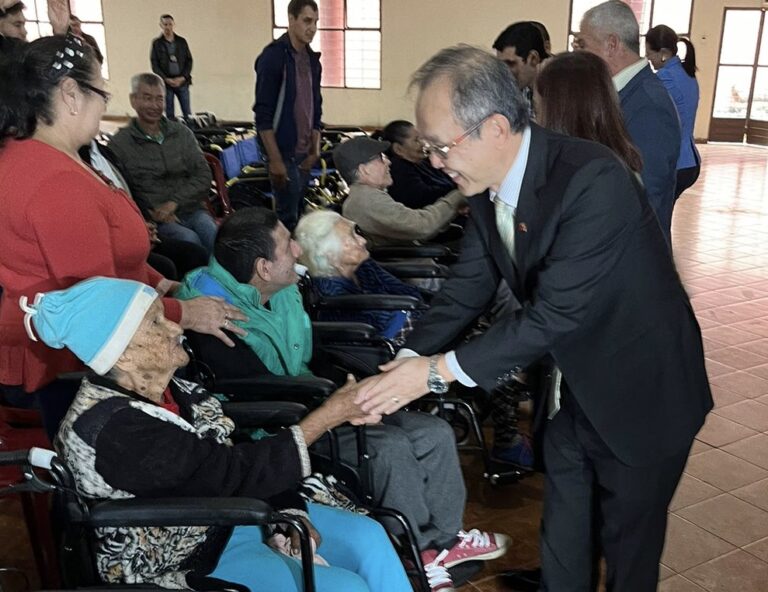 Entregan sillas de ruedas en Hernandarias