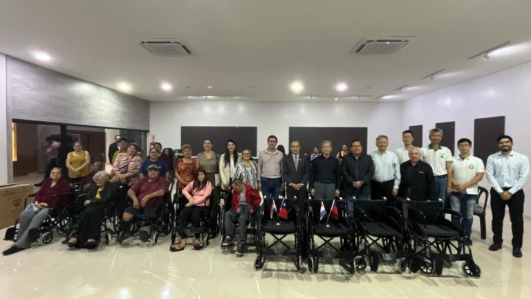 Donan sillas de ruedas a la Gobernación de Alto Paraná