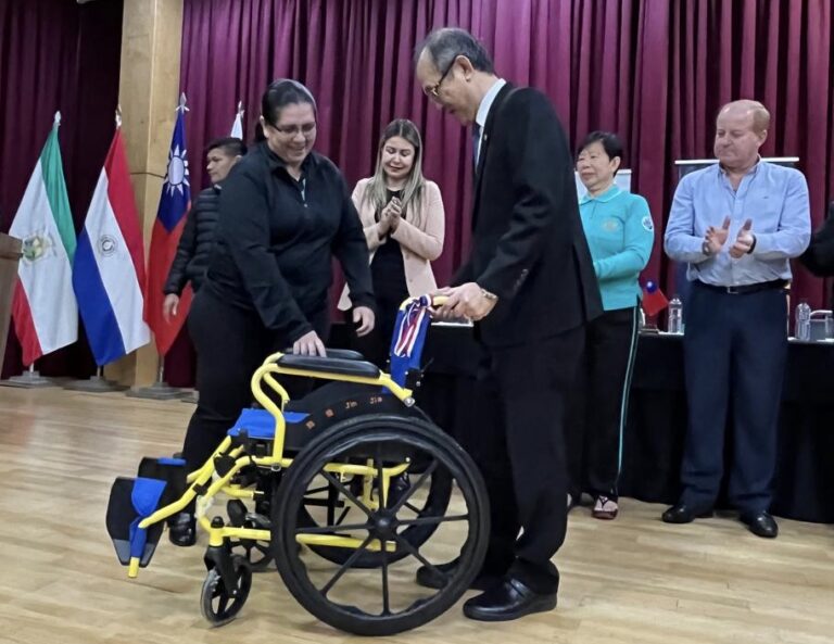 Donan sillas de ruedas en Itapúa
