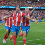 Marcelo Fernández (7) festeja el gol de la clasificación. Foto: @Albirroja.