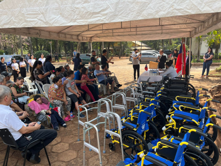 Entregan sillas de ruedas a municipalidad