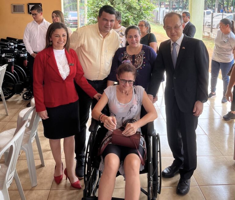 Comunidad taiwanesa dona equipos de movilidad en Minga Guazú