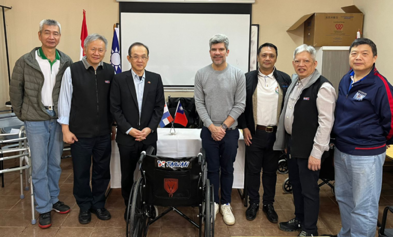 Consulado dona sillas de ruedas a Hospital Regional