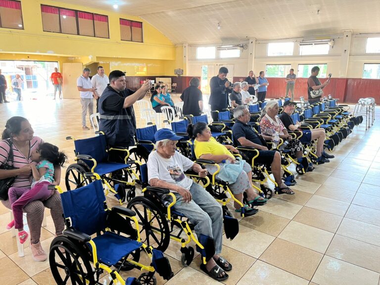 Comunidad taiwanesa dona sillas de ruedas en Franco