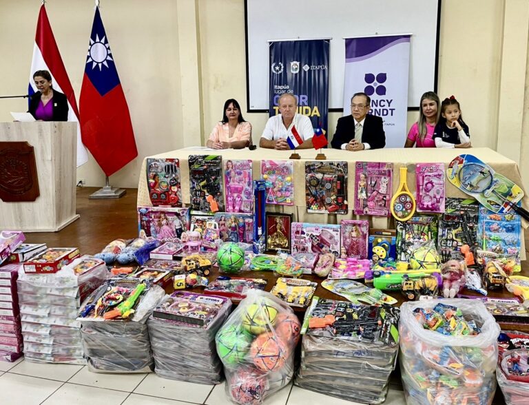 Donación de juguetes en Itapúa