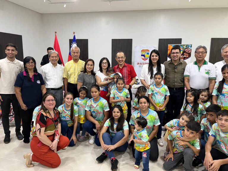 Regalan juguetes a niños de escasos recursos