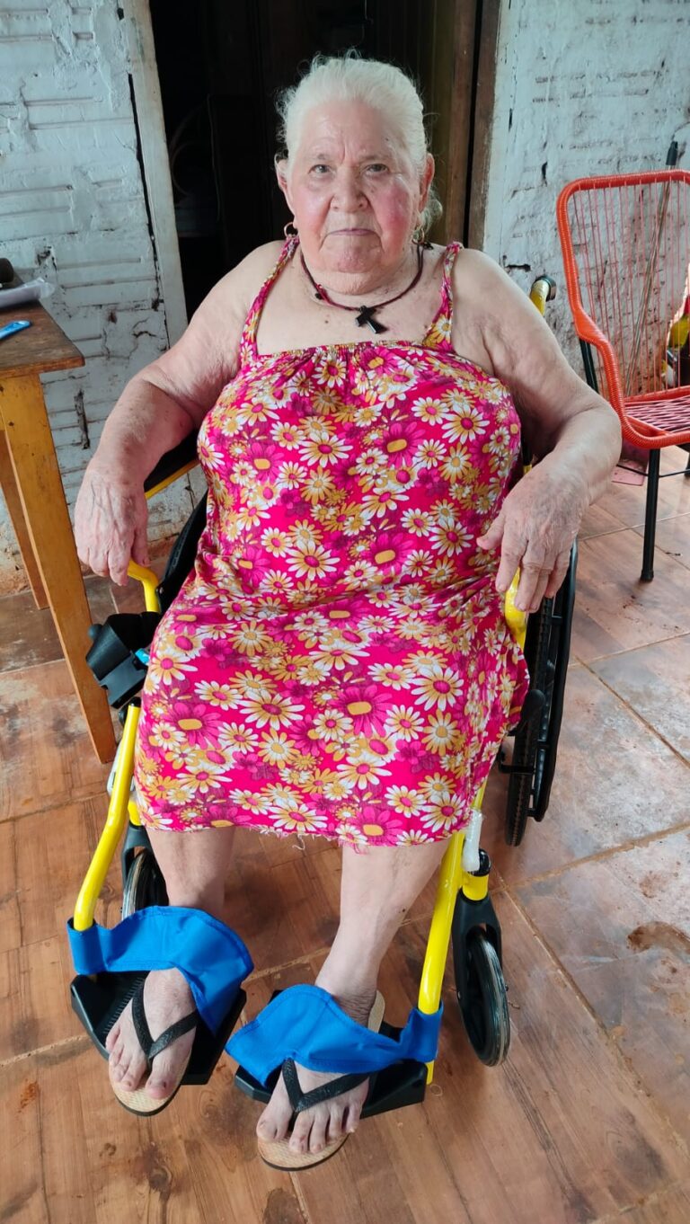 Donan silla de ruedas a anciana