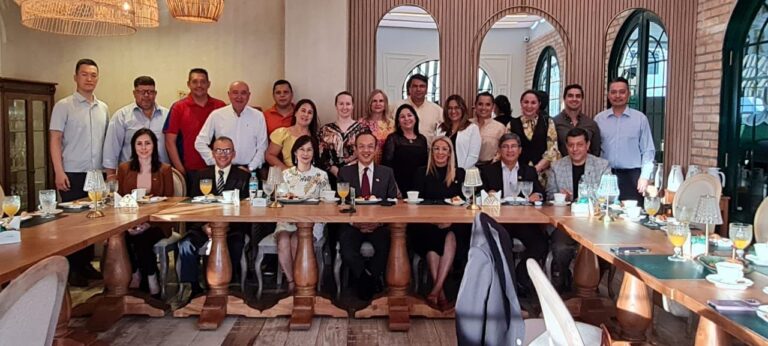 Emotivo acto de despedida a cónsul