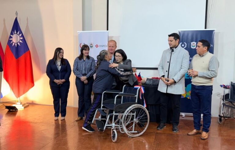 Taiwán dona sillas de ruedas y frazadas a Gobernación de Itapúa