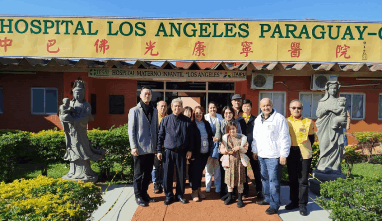 Cónsul destaca lazos de solidaridad en visita a fundación médica