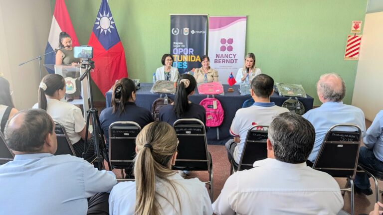 Taiwán entrega mochilas escolares a la Gobernación de Itapúa