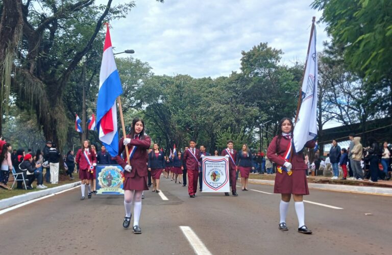 Desfile cívico en Ciudad del Este